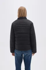 Campera puffer negra con cuello mao y cierre frontal con cremallera.