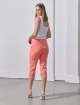 Pantalón capri blanco de gabardina elastizada con bolsillos simulados, pretina ancha, corte recto y detalle de puntilla en el ruedo.