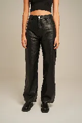 Pantalón de cuero ovino negro, de corte recto y cintura alta, con forro interior.
