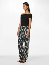 Pantalón recto con estampado animal print en tonos blanco, negro y marrón. Tiene cintura elástica.