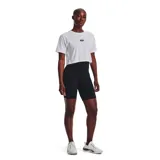 Calza corta de lycra negra, tiro alto y calce ajustado.