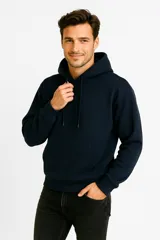 Buzo negro con capucha y bolsillo tipo canguro.