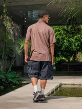 Remera de jersey con efecto teñido y corte holgado. Presenta una estampa frontal con el texto 'Sunset Lover' y 'You're my last sunburn' en color verde.