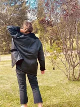 Gamulan de cuero negro con cuello, puños y ruedo de piel sintética negra.