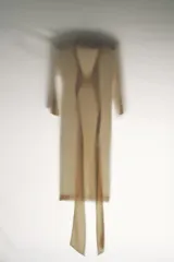 Vestido midi color crudo, con escote en V y mangas largas acampanadas. Cintura ajustable con lazos del mismo tejido.