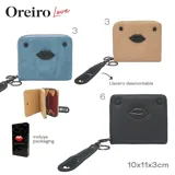 Billetera cuadrada color beige con cierre de cremallera y aplique de labios negros. Incluye llavero con inscripción.