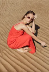 Vestido largo color rojo, de breteles finos y corte amplio.