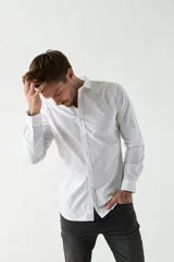 Camisa blanca de manga larga, corte slim fit, con logo bordado y cartera con botones.