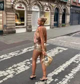 Short dorado con lentejuelas.
