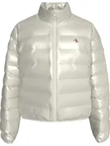 Campera puffer corta color blanco, confeccionada en nailon reciclado con acabado brillante. Tiene cuello alto, cierre frontal con cremallera, bolsillos laterales con cremallera y logo de Calvin Klein en el pecho.