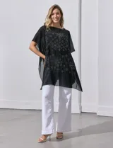 Poncho negro de gasa con apliques de brillos, marca Jessica Mc Clintock.