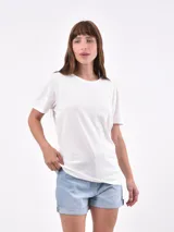 Remera blanca de mangas cortas con detalle de frunce en los hombros.