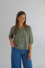 Blusa verde militar con calados circulares, escote cuadrado y mangas 3/4.
