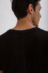 Remera negra de algodón, corte clásico y cuello redondo.