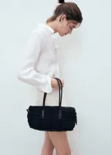 Falda pantalón corta color blanco hueso, con doble cinturón decorativo en la cintura y cierre de cremallera lateral.