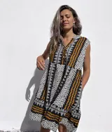 Vestido corto con estampado geométrico de estilo azteca en colores negro, blanco y ocre.