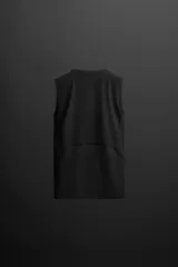 Musculosa deportiva negra de tejido elástico compresivo con cuello redondo y sisa ancha.