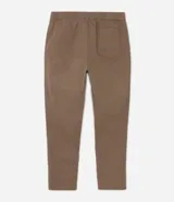 Pantalón marrón de corte slim cropped, confeccionado en sarga de algodón con elastano. Presenta cintura elástica con cordón ajustable, bolsillos laterales y etiqueta con logo en el frente.