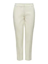 Pantalón de vestir color crema, de corte recto, con trabillas para cinturón y bolsillos laterales.
