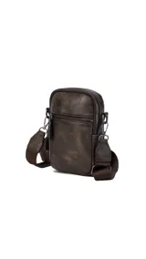 Bandolera morral color negro con cierre metálico principal y cierre frontal. Cuenta con una correa de galón gruesa y ajustable.