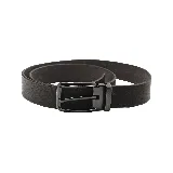 Cinturón de cuero negro con hebilla metálica rectangular.