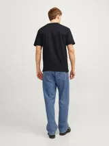 Camiseta negra de manga corta y cuello redondo, corte relajado.