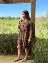 Vestido corto azul eléctrico de lino, con cuello mao, escote con botones de nácar y mangas 3/4 con volados.