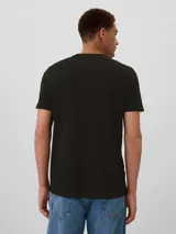Remera negra de algodón con logo GAP estampado en blanco en el pecho.