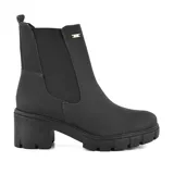 Bota Chelsea de cuero sintético negro con elástico lateral, caña baja y suela track con taco ancho.