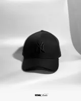 Gorro de béisbol negro con logo de los Yankees de Nueva York bordado en el frente.
