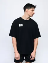 Remera color arena de corte holgado, con cuello redondo y logo de Umbro estampado en el pecho.