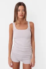 Musculosa gris de algodón con lycra, corte ajustado y escote cuadrado.