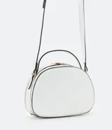 Bolso pequeño cruzado de forma redondeada, color negro con detalles en blanco. Tiene correa ajustable, tirante de mano y cierre de cremallera.