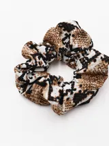 Coletero scrunchie con estampado de piel de serpiente en tonos grises y negros.