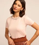 Blusa rosa de viscosa con cuello redondo, mangas cortas y detalles de strass en el cuello.