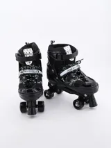 Patines clásicos negros con ruedas negras y cordones blancos.