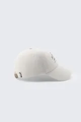 Gorra de béisbol negra de Zara con bordado frontal en blanco que dice "A Coruña Established 1975 Rúa Juan Flórez 64-66".