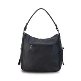 Cartera negra de cuero sintético con apertura superior y cierre con solapa. Tiene un bolsillo frontal con broche magnético y cierre, dos bolsillos internos y un bolsillo divisor en el forro. Incluye bolsillos laterales con cierre y correa larga regulable.