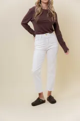 Jean blanco de tiro medio-alto, calce recto y largo al tobillo.