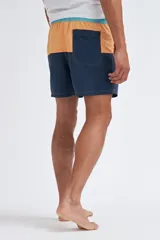 Short de baño con bloques de color azul marino en la parte inferior y naranja en la parte superior.