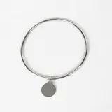 Pulsera rígida de plata 925 con tres dijes colgantes: un disco liso, una cadena fina con bolitas y una cadena con eslabones circulares.
