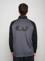 Campera deportiva Dosco gris con mangas negras y escudo del Club Atlético Peñarol en el pecho.
