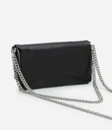 Cartera de poliuretano negra con acabado brillante, diseño de sobre con solapa moldeable y cierre superior de cremallera. Incluye asa larga doble de cadena plateada y detalles metálicos.