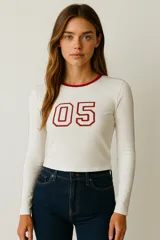 Remera de manga larga color verde militar, ajustada al cuerpo, con cuello redondo ribeteado en blanco y estampado frontal con el número 05 en blanco con borde negro.