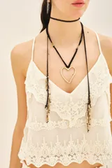 Musculosa color crema con breteles finos, escote en V y confeccionada en encaje floral forrado.