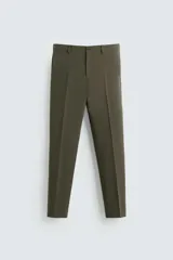 Pantalón de vestir color verde oliva, corte slim fit, con bolsillos laterales y traseros de ojal con botón. Cierre frontal con cremallera y botón.