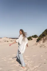 Camisa blanca de broderie con cuello clásico, manga corta y corte holgado.