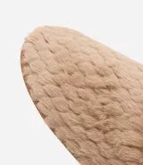 Pantuflas cerradas de mujer, color blanco, con textura de pelo largo y suave.