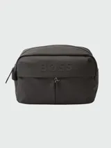 Neceser de viaje Boss modelo Stormy, color negro con logo en relieve en el frente y cierre superior con cremallera.