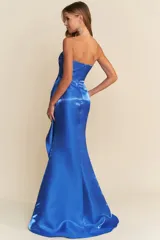 Vestido largo de fiesta, strapless, color azul eléctrico, de corte sirena y tela fluida.